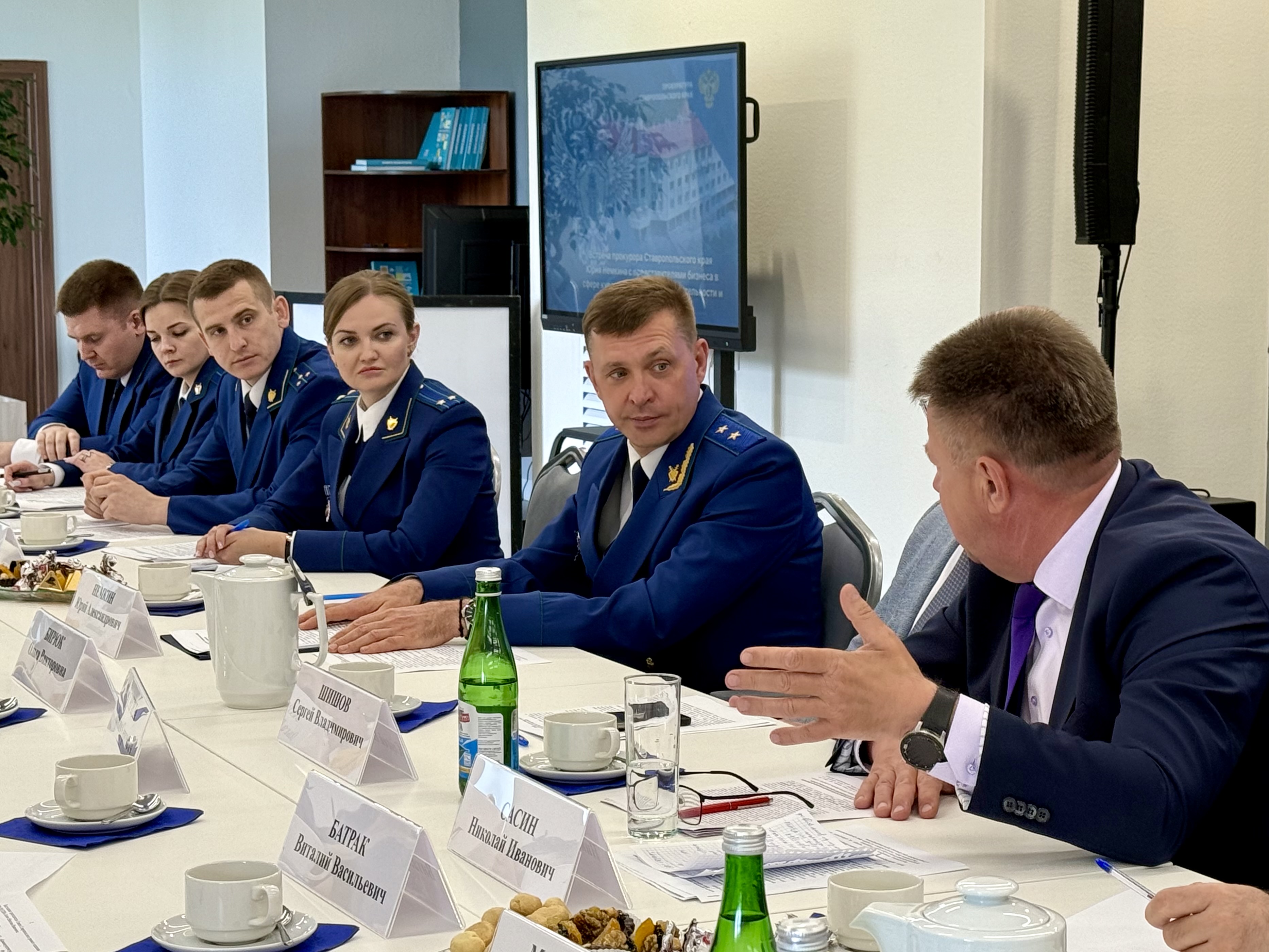 В День российского предпринимательства прокурор края Юрий Немкин в патриотическом центре «Машук» встретился с представителями бизнеса