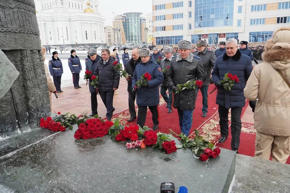 Сегодня, в преддверии празднования Дня защитника Отечества прокурор республики Сергей Лапин принял участие в торжественной церемонии возложения цветов к Вечному огню.