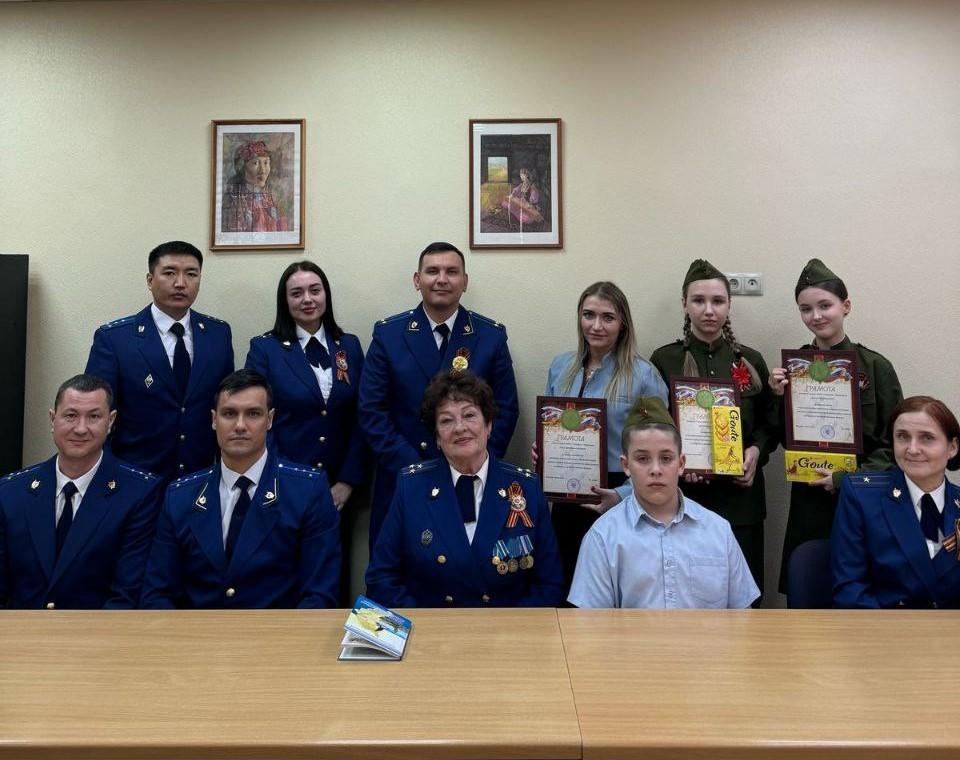В прокуратуре г. Черногорска работники пообщались с ветераном прокуратуры и молодежью