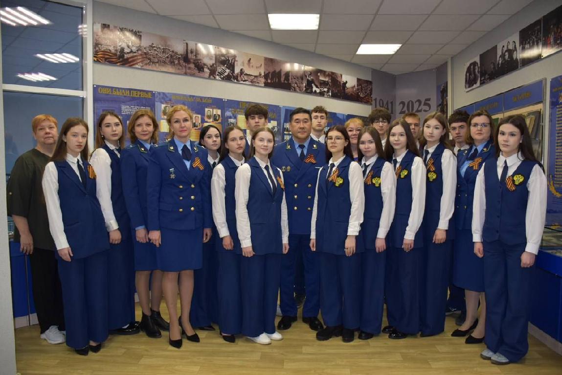 Отдавая дань памяти, чтя фронтовой подвиг наших героев, исполняющий обязанности прокурора Алтайского края Вячеслав Шипиев провел встречу с учащимися профильных классов в ведомственном музее