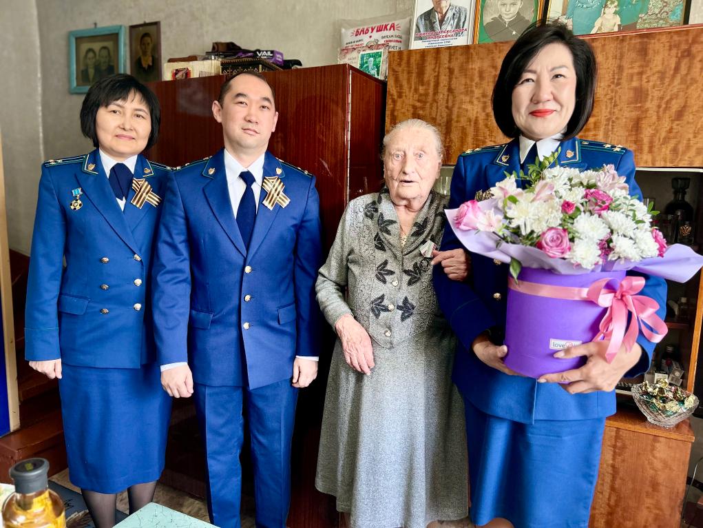 В преддверии 80-летия Победы в Великой Отечественной войне заместитель прокурора республики Ольга Монгуш навестила вдову ветерана Павла Михайловича Ящикова – Александру Андреевну Ящикову