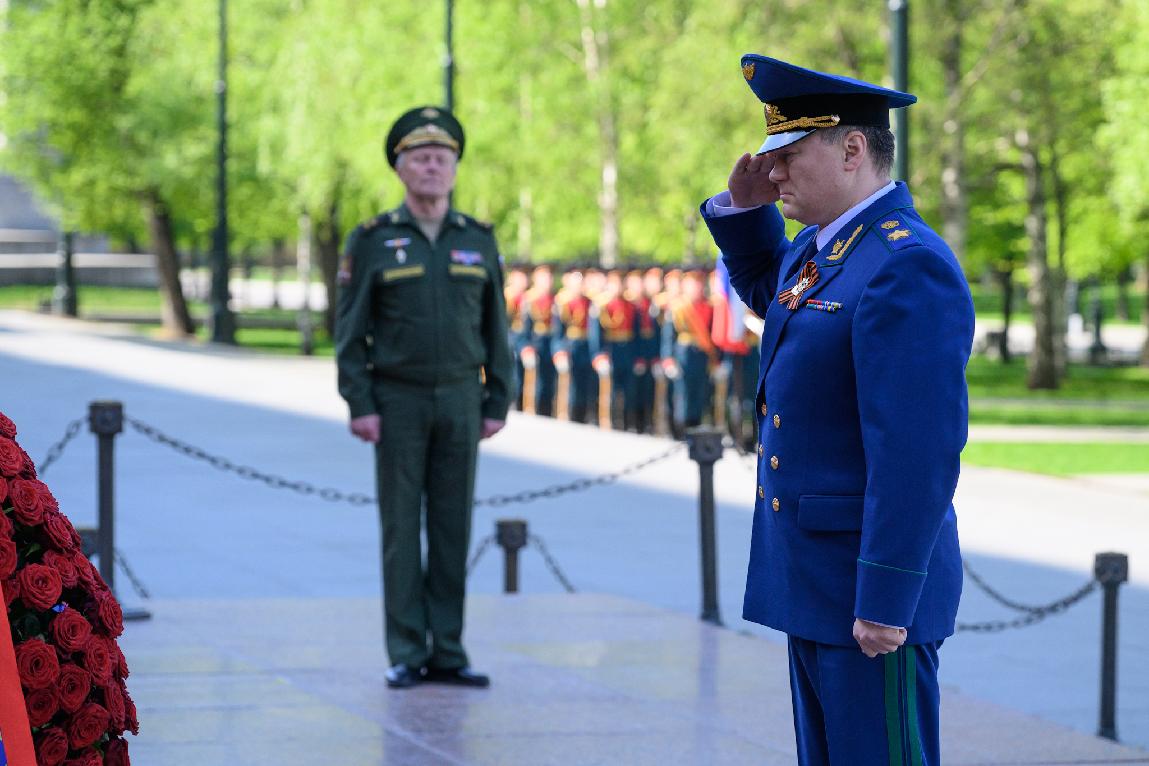 Генпрокурор России возложил цветы к Могиле Неизвестного Солдата в Александровском саду