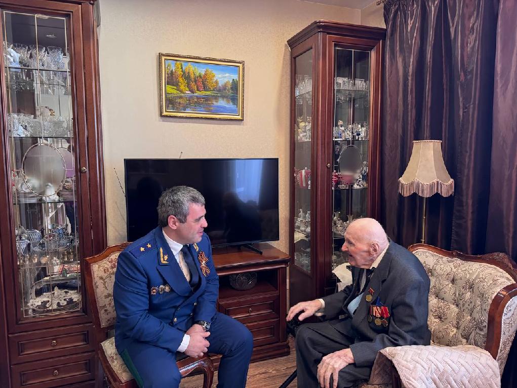 В преддверии празднования 80-летия со Дня Победы в Великой Отечественной войне прокурор Новосибирской области навестил ветерана войны Василия Ивановича Попова