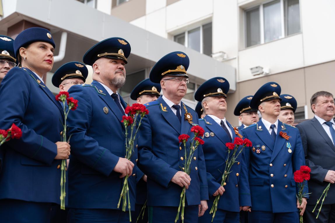Работники прокуратуры округа возложили цветы к памятнику Воинской славы