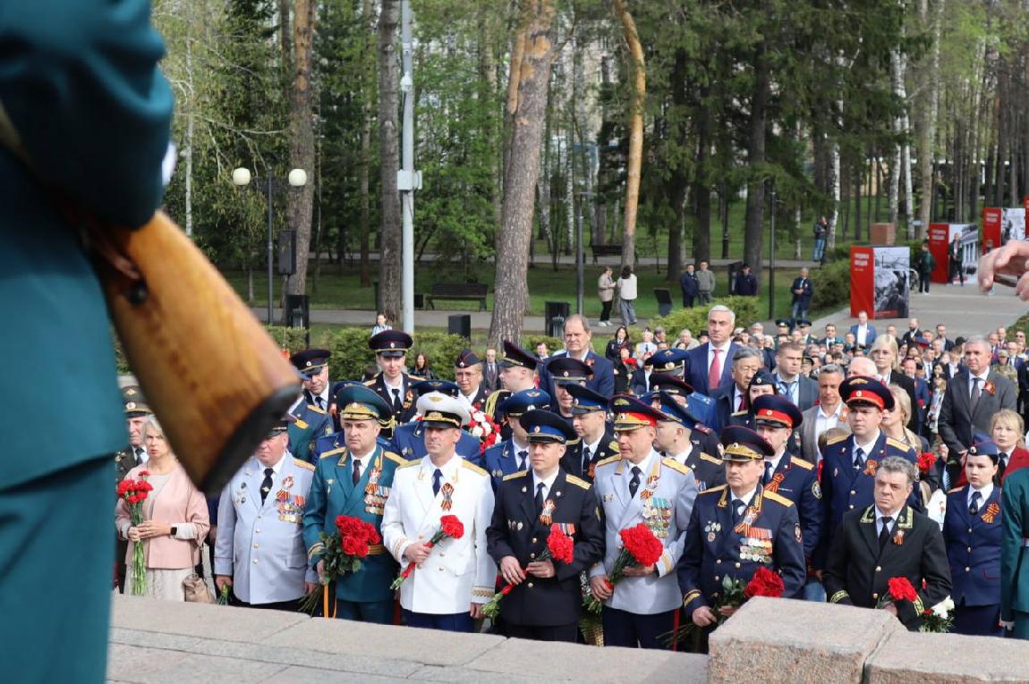 Прокурор Томской области Сергей Ломакин возложил цветы к Вечному огню в Лагерном саду