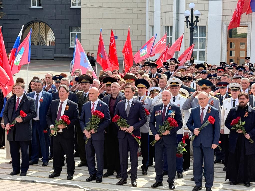 Прокурор Орловской области принял участие в торжественной церемонии возложения гирлянды славы и параде Победы