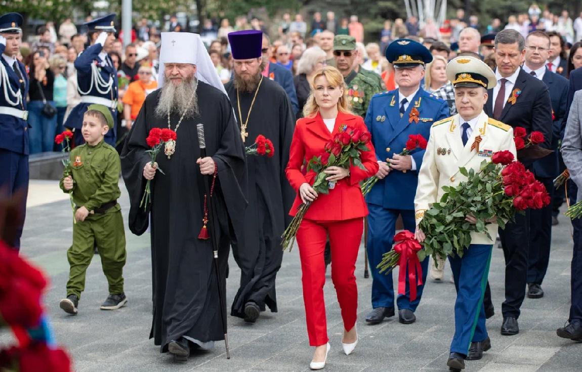 Прокурор ЛНР Глеб Михайлов в день 80-летия Победы возложил цветы к Пилону Славы и у могилы Неизвестного солдата