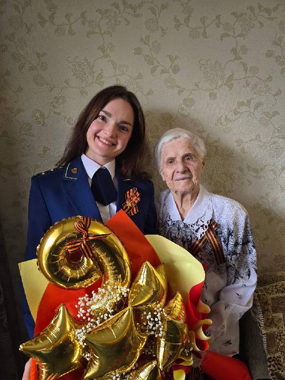 Прокуроры поздравили тружеников тыла с Великой Победой!