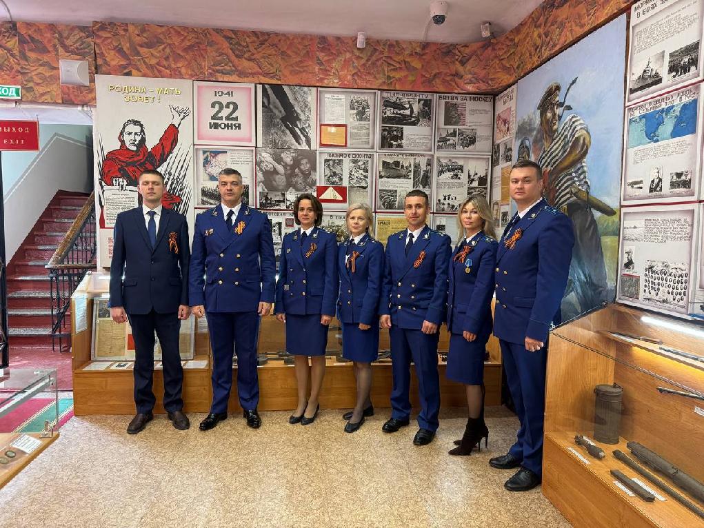 В торжественной обстановке в музее боевой славы Войск и Сил на северо-востоке Российской Федерации помощник прокурора города Петропавловска - Камчатского Виталий Поклитар принял Присягу прокурора