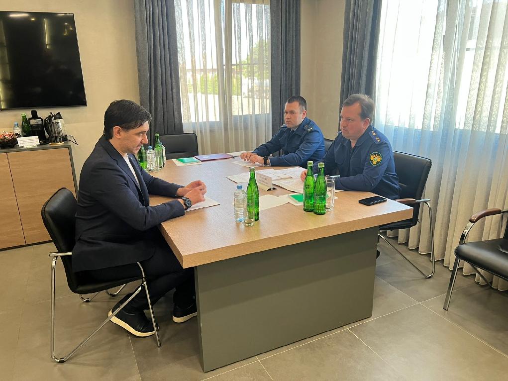 Прокурор Республики Адыгея Игорь Шевченко провел выездной прием граждан и встречу с генеральным директором местного предприятия в прокуратуре Красногвардейского района