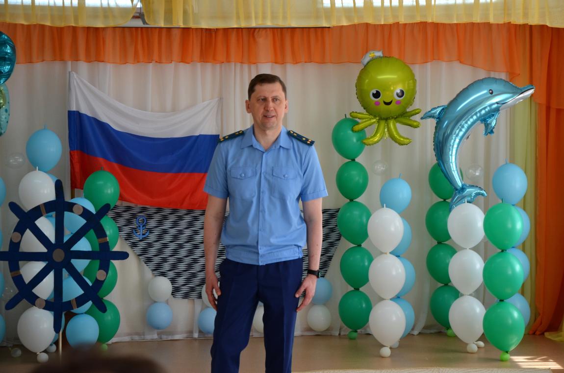 Исполняющий обязанности прокурора Кировской области Дмитрий Шерстнёв в преддверии Международного дня защиты детей навестил Центр помощи детям-сиротам «Надежда»