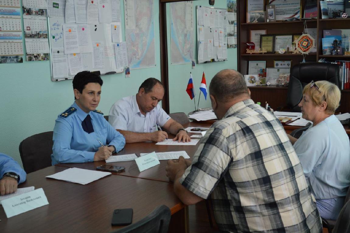 Амурский бассейновый природоохранный прокурор провел прием граждан в пгт Лучегорск Приморского края