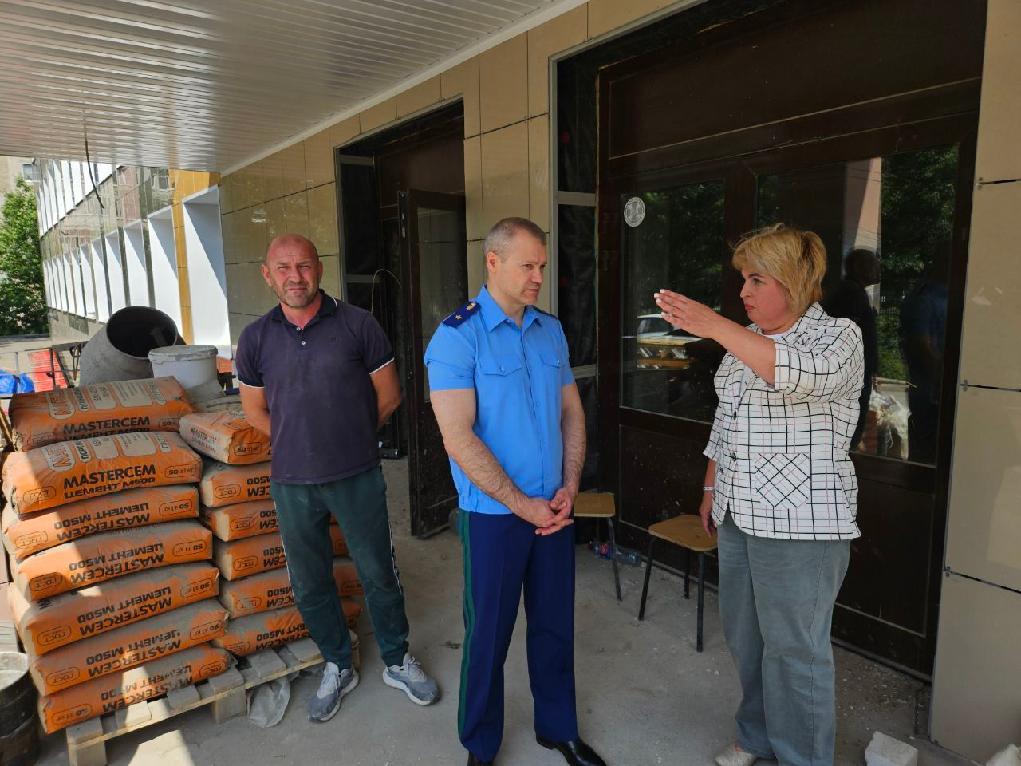 Прокурор Ивановской области в Фурманове провел личный прием граждан и посетил школу, где идет капитальный ремонт здания