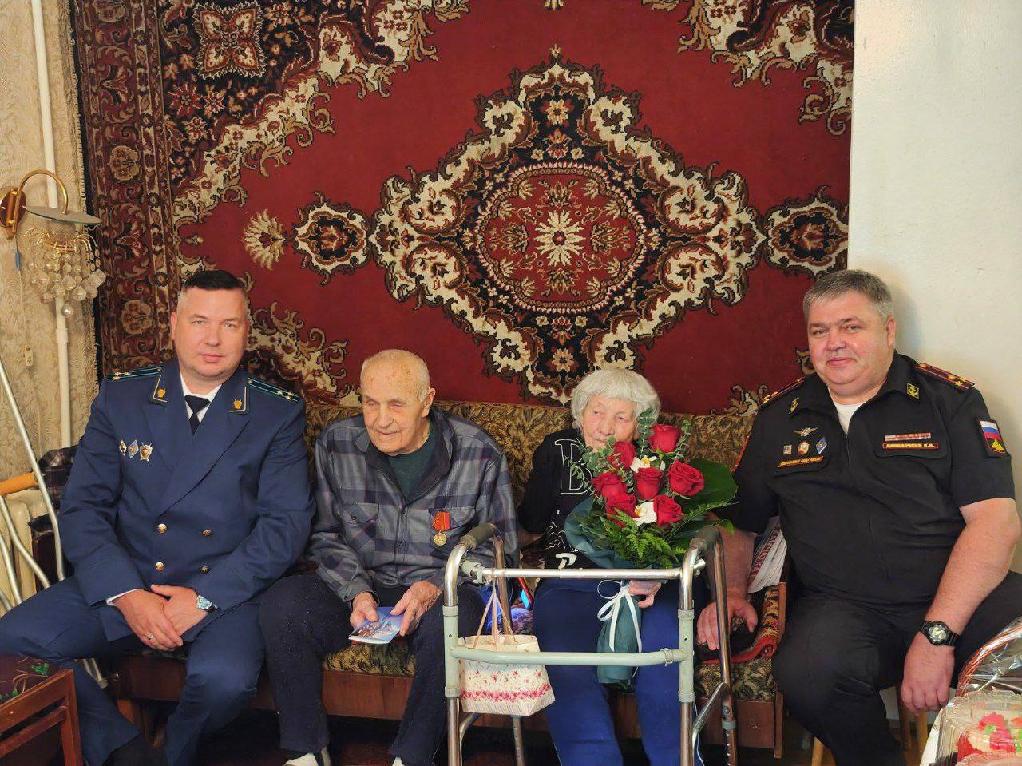 Прокуроры поздравили ветерана Великой Отечественной войны с юбилеем