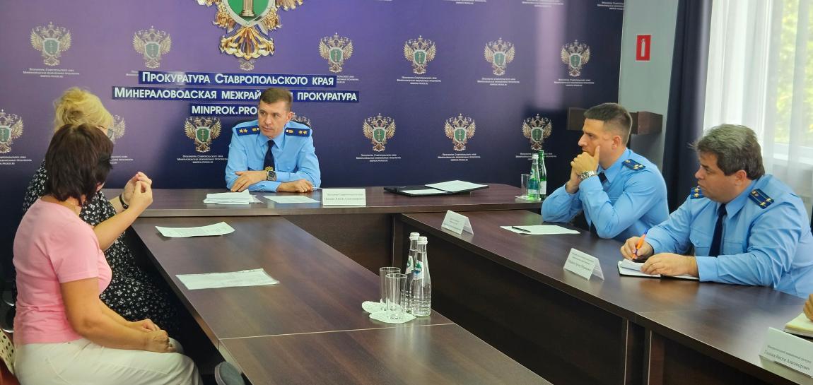 Прокурор края Юрий Немкин обсудил с жителями Минераловодского округа проблемы нехватки водных ресурсов