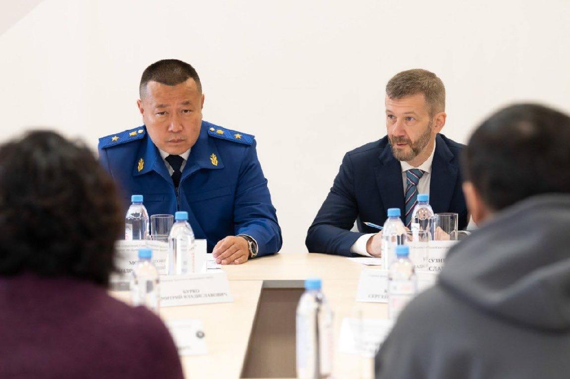 Начальник управления Генеральной прокуратуры Российской Федерации  по Дальневосточному федеральному округу Андрей Мондохонов  прибыл с рабочим визитом на Чукотку, где встретился  с участниками специальной военной операции и членами их семей
