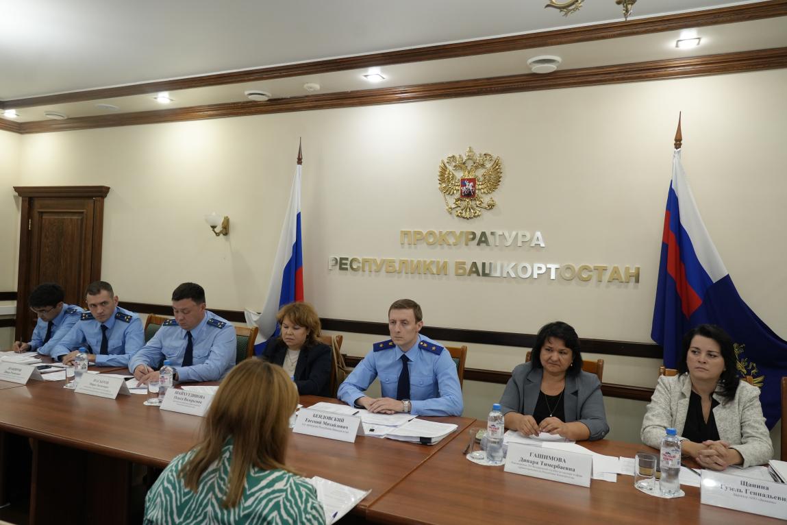 Исполняющий обязанности прокурора республики и представители органов исполнительной власти в сфере здравоохранения региона провели личный прием по вопросам лекарственного обеспечения граждан