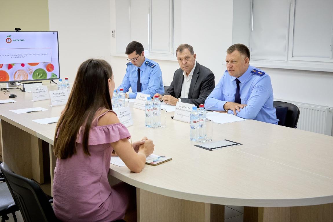 Прокурор края Сергей Табельский провел рабочую встречу с руководством и коллективом ООО «Фруктис»
