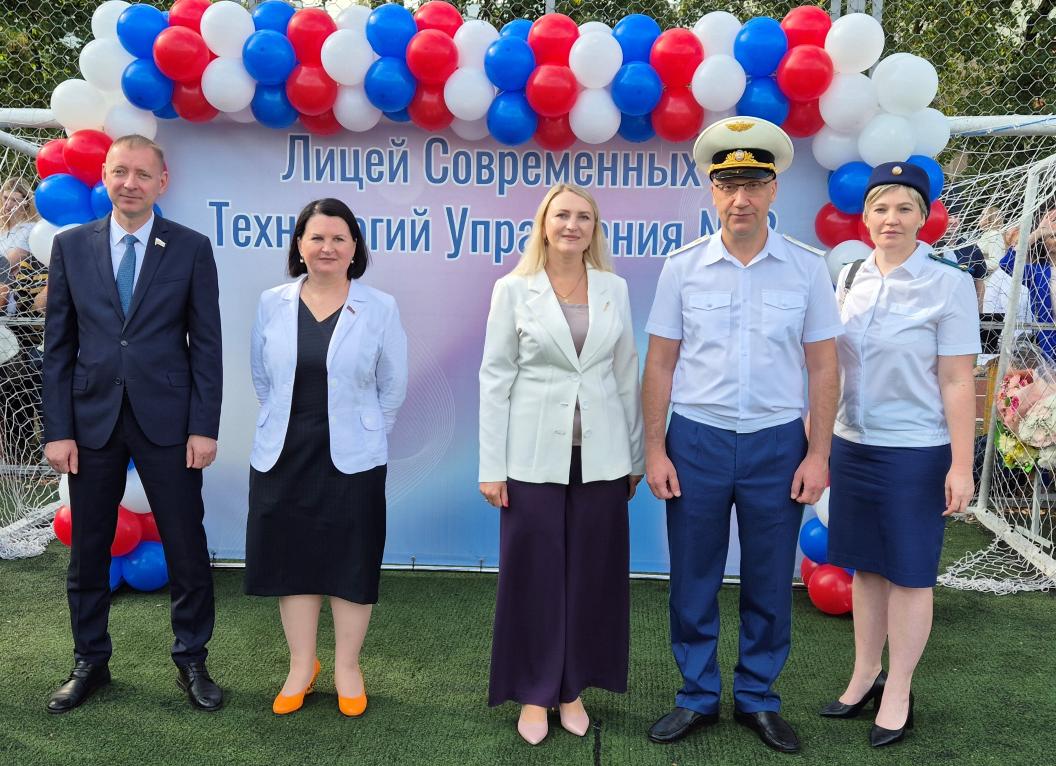 Прокурор региона Дмитрий Горшков и работники надзорного ведомства поздравили учеников с Днем знаний