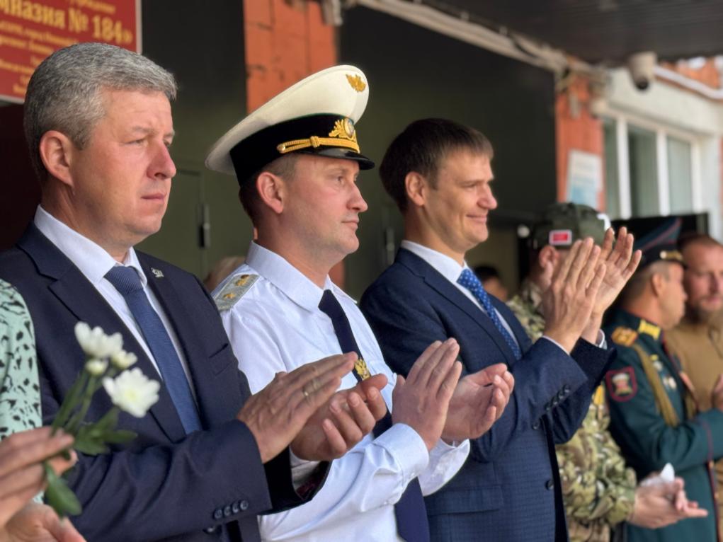 Прокурор Нижегородской области Андрей Травкин поздравил учащихся гимназии № 184 с Днем знаний