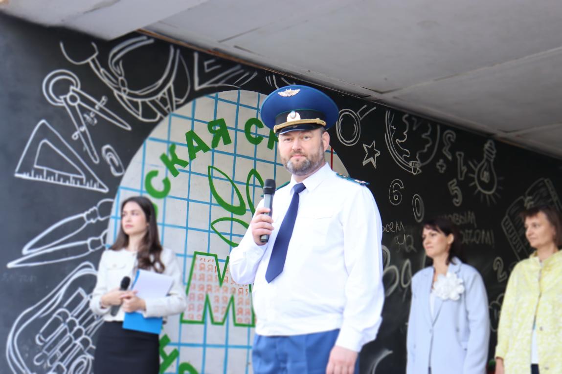 Прокурор Ярославской области Климент Юрздицкий принял участие в торжественной линейке в Ивняковской средней школе