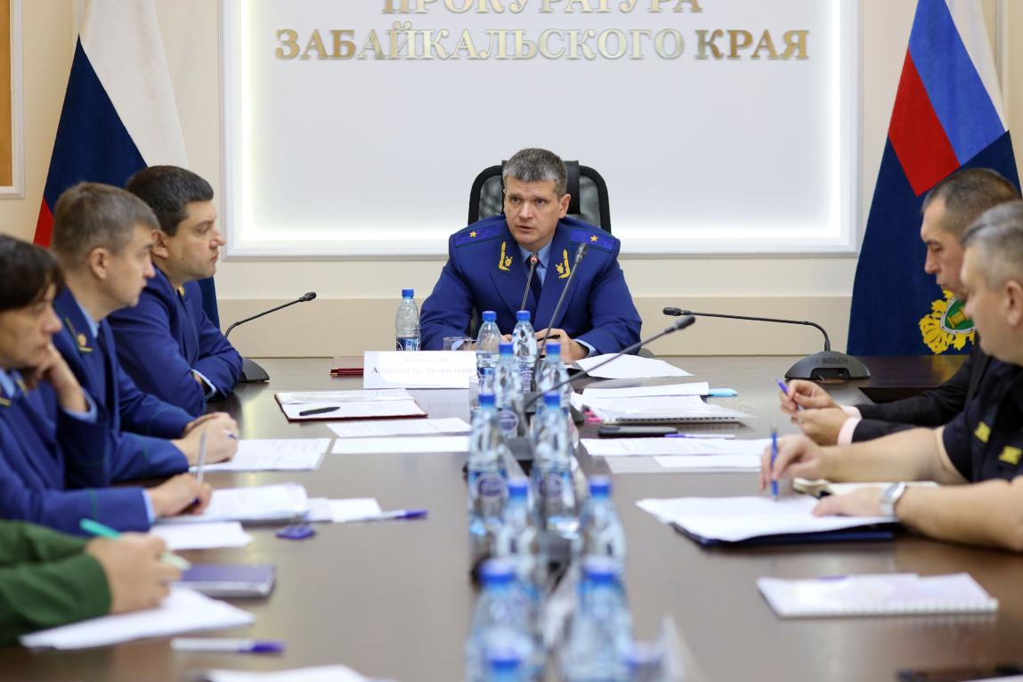 В Чите под председательством прокурора Забайкальского края Александра Яновского прошло межведомственное совещание по вопросам соблюдения прав участников СВО и членов их семей