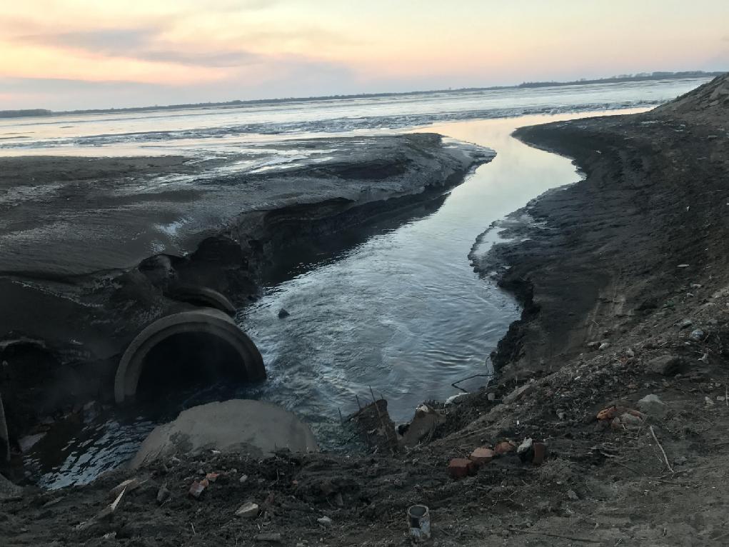 Уголь остров сахалин. Загрязнение рек Хабаровск. Загрязнение воды Хабаровского края. Загрязненный Амур. Загрязнённая река Амур.