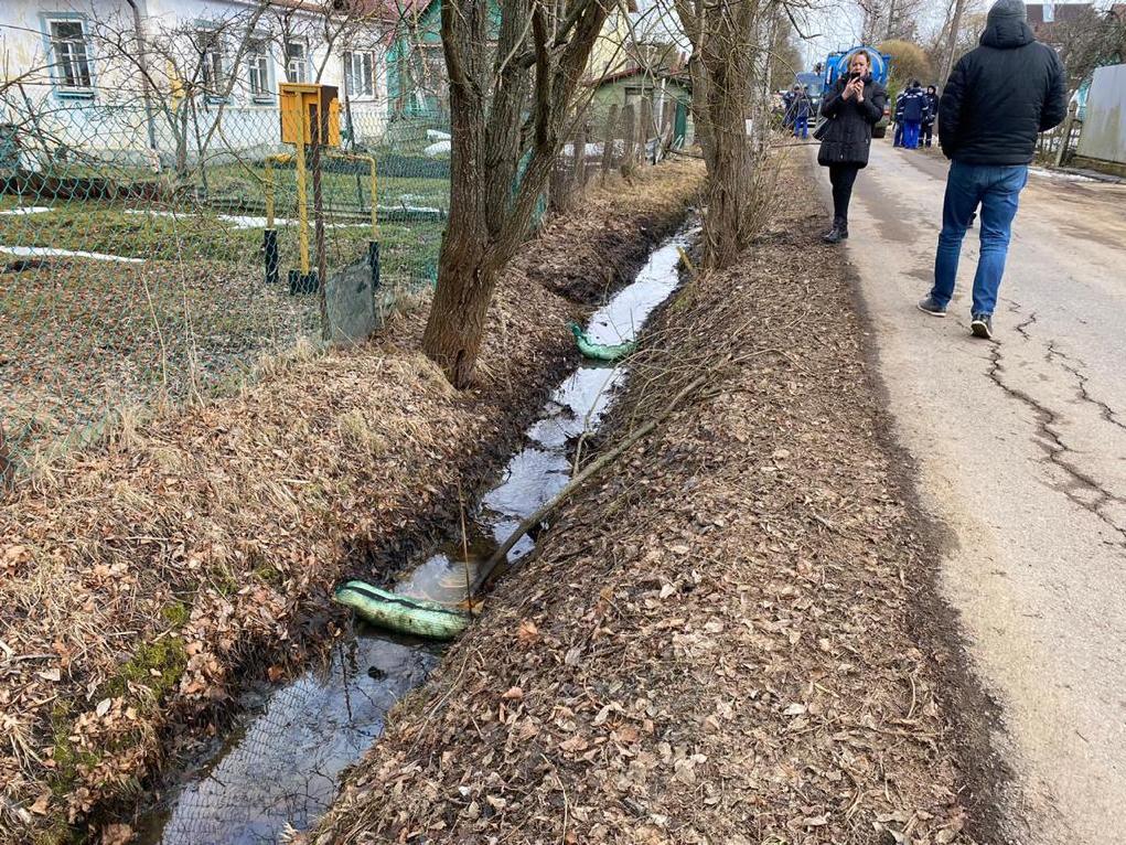 Воды арыка бегут