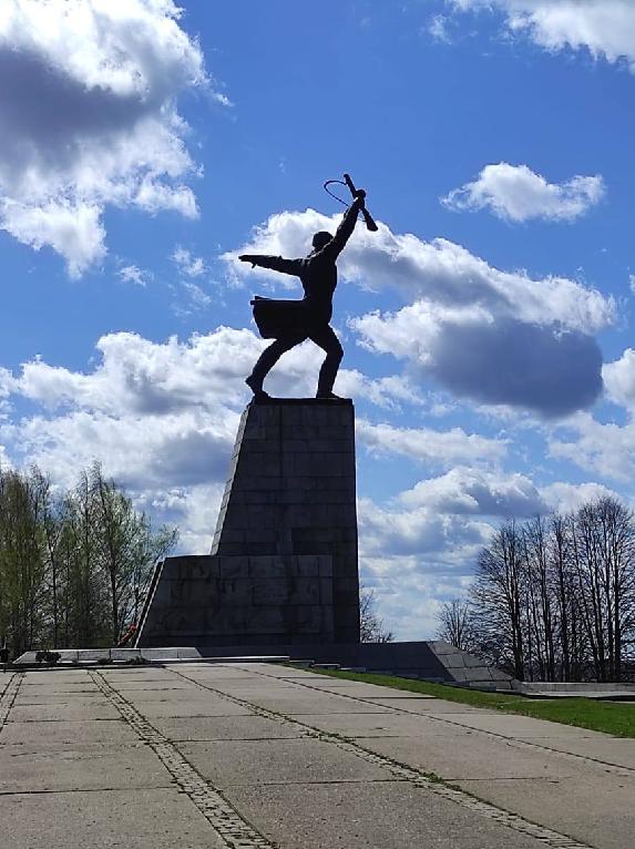 Памятник в яхроме. Дмитров мемориал Перемиловская высота. Памятник Перемиловская высота в Яхроме. Памятник Яхрома Перемилово. Перемиловская высота в Яхроме.