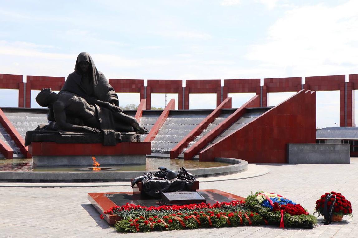 Федеральное военное мемориальное кладбище. Мемориальное кладбище в Мытищах 6 мая 2022. Московская область федеральный военный мемориал. Возложение цветов на мемориальном кладбище в Мытищах 6 мая 2022. Военная мемориальная компания Липецк.