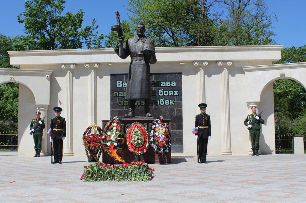 Малгобек ингушетия. Мемориал Слава Мвлгобек. Мемориальный комплекс славы Малгобек. Мемориал Слава в Малгобеке. Малгобек- Дагестан.