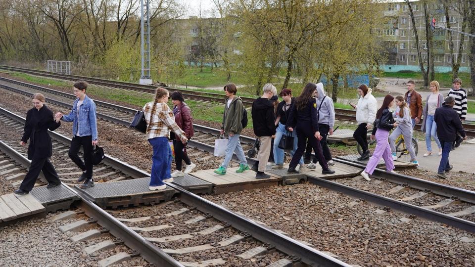 Электричка москворецкая воскресенск завтра. Безопасность на железной дороге. Безопасные железные дороги. Москворецкая Воскресенск. Фото железной дороги.