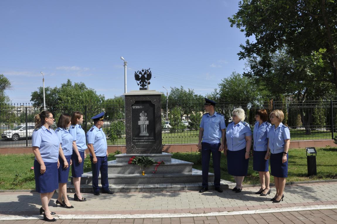 Прокурор области Сергей Фрост возложил цветы к мемориальному комплексу, установленному в честь работников прокуратуры Астраханской области.