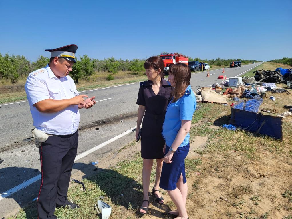 Новости 6 2023. Авария в Волгоградской области. Девочки на трассе летом. ДТП В Волгоградской области. ДТП Быково Волгоградской области.