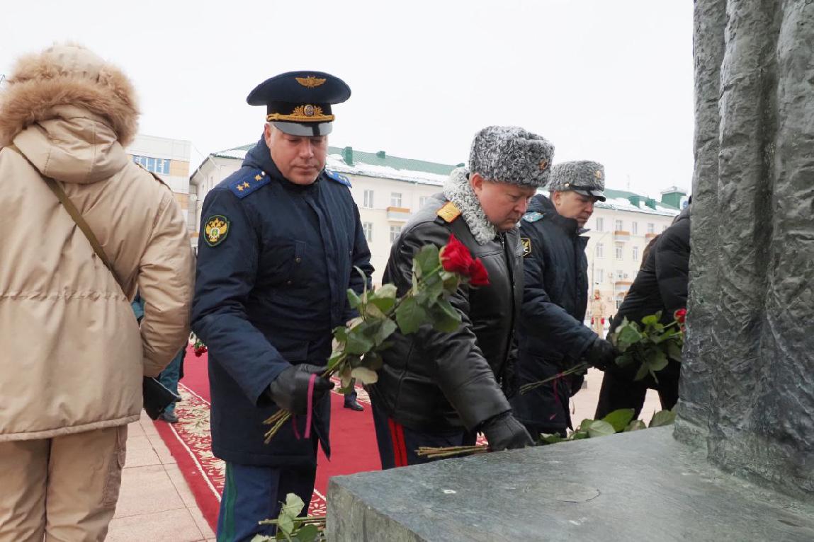 Прокурор республики принял участие в церемонии возложения цветов, приуроченной Дню героев Отечества