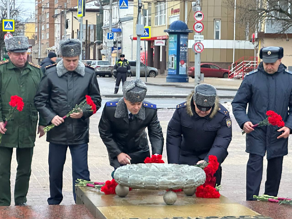 Прокурор области Константин Жиляков принял участие в церемонии возложения цветов к Вечному огню на мемориале Площадь Победы в Калуге