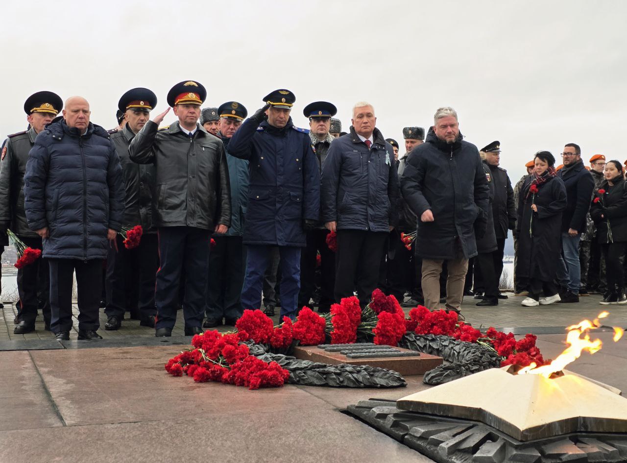 Прокуратур Мурманской области Сергей Паволин почтил память Защитников Заполярья