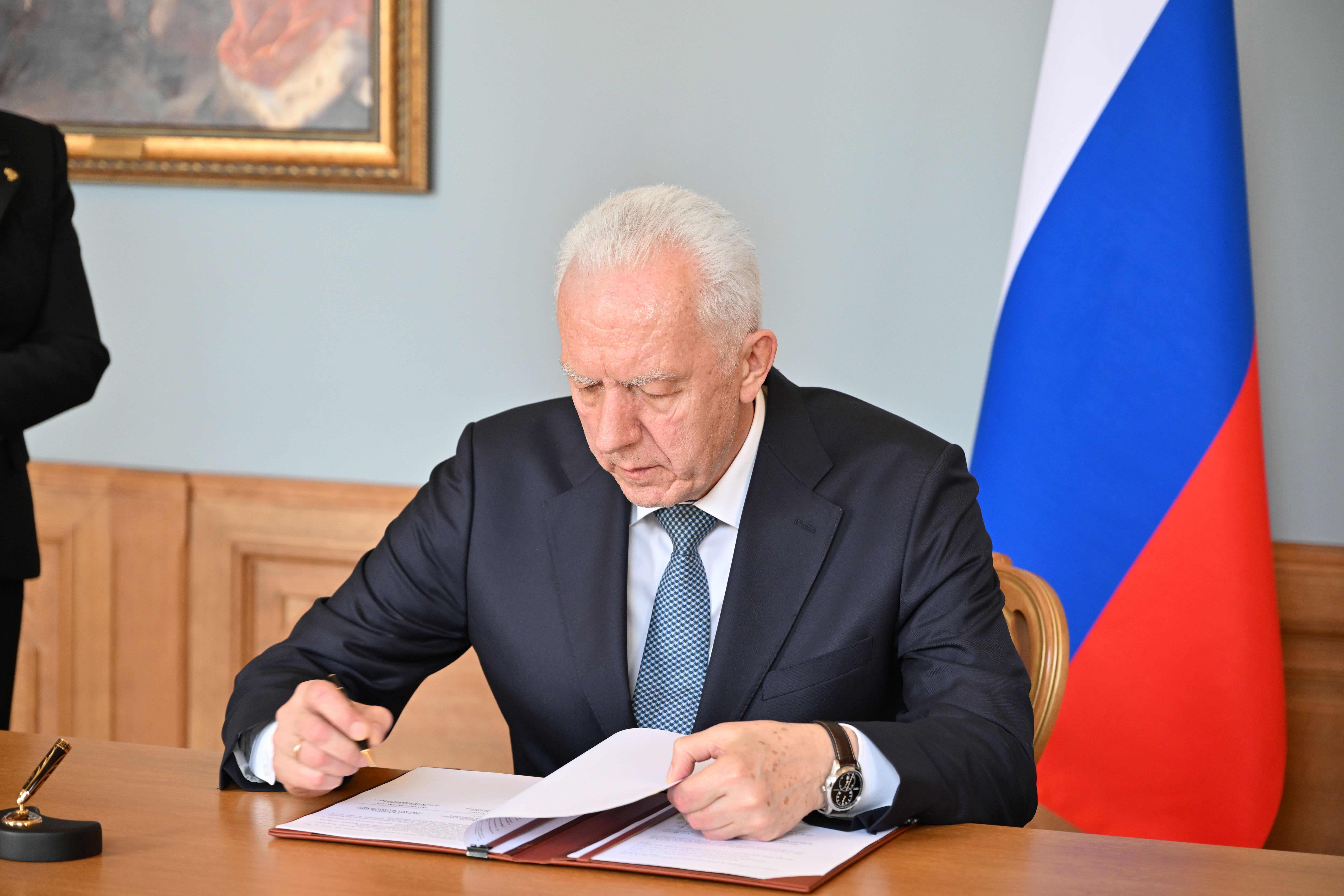 Генпрокурор России подписал ряд межведомственных документов о сотрудничестве с иностранными коллегами из Уганды и Египта, прибывшими по его приглашению для участия в ПМЭФ-2026