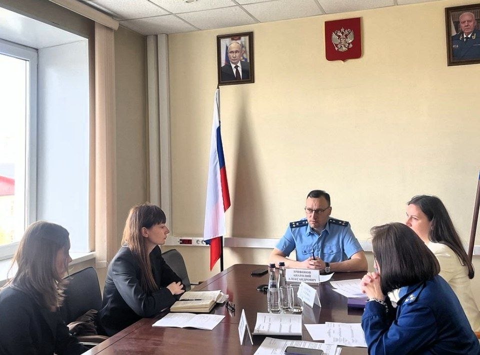 Исполняющий обязанности прокурора области Анатолий Трифонов совместно с региональным Уполномоченным по защите прав несовершеннолетних Алевтиной Андреевой провели приём граждан