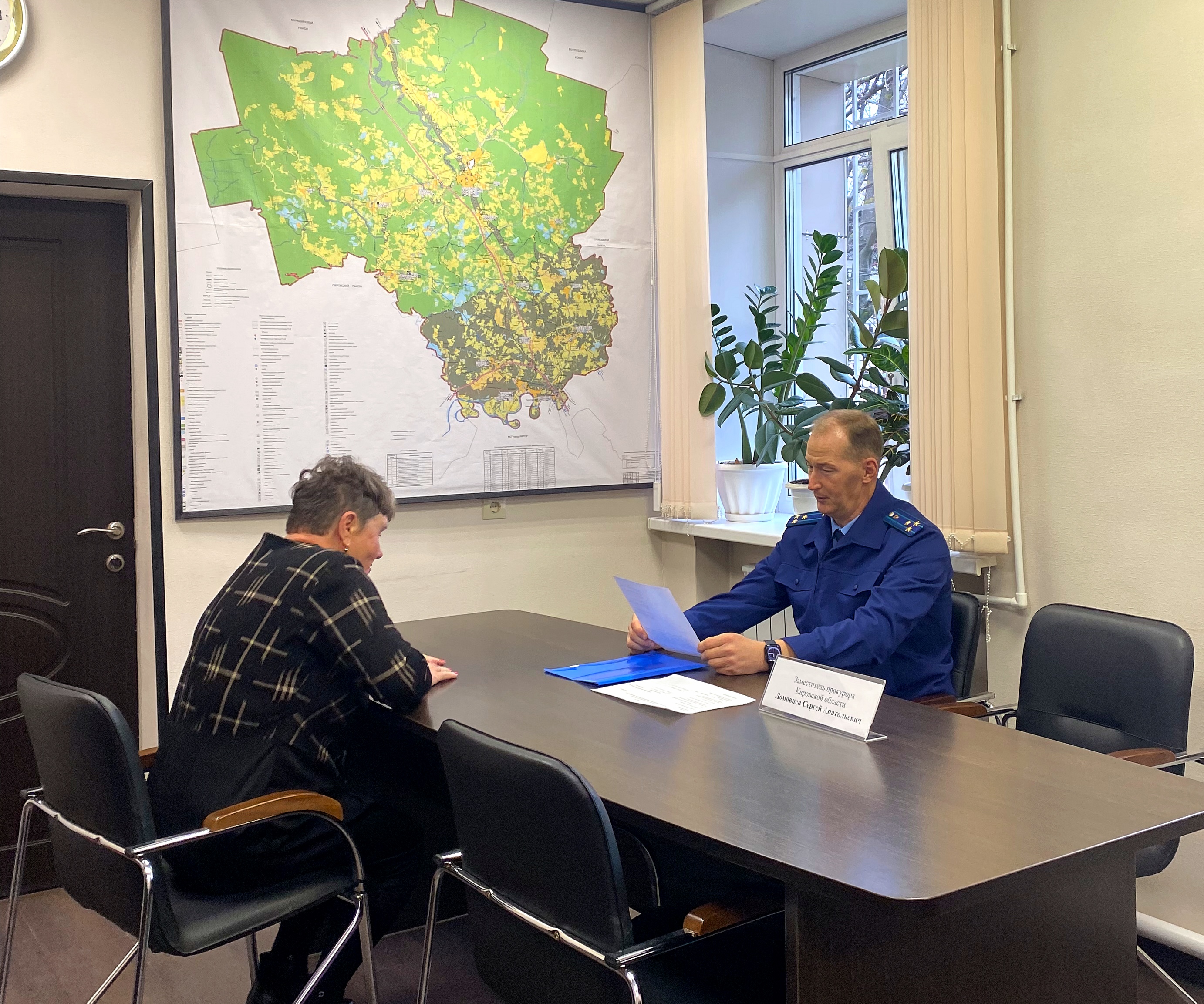 Заместитель прокурора Кировской области Сергей Ломовцев в рамках выезда провел личный прием жителей Юрьянского района и проверил состояние законности в Центре помощи несовершеннолетним детям