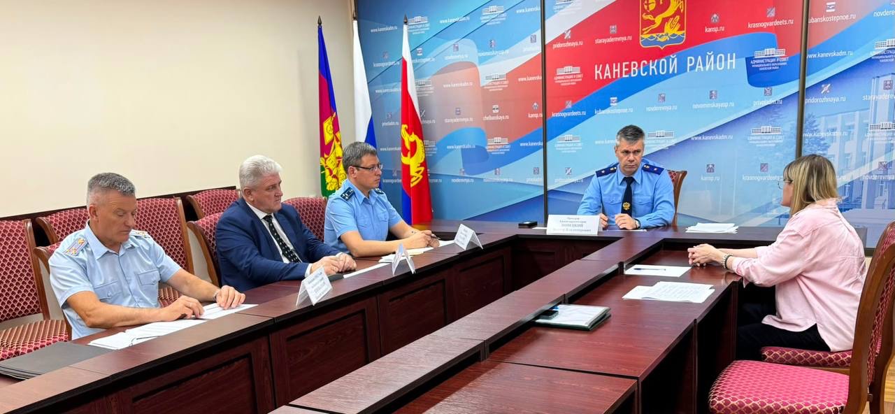 Прокурор Краснодарского края Виктор Винецкий в рамках работы мобильной приемной провел личный прием граждан в Каневском районе 