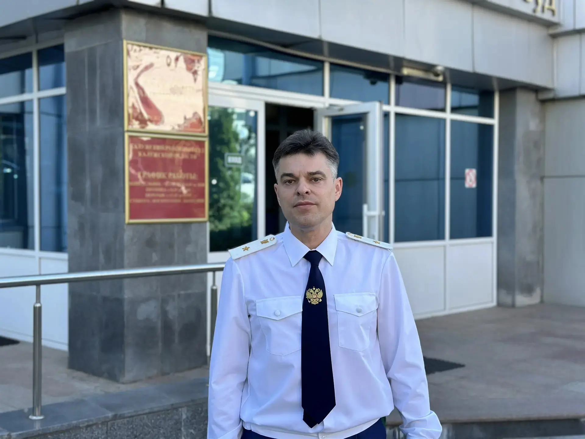 Прокурор области Константин Жиляков поддержал гособвинение в суде по делу о причинении проникающего ножевого ранения 38-летнему мужчине около кафе «The Бык» в городе Калуге