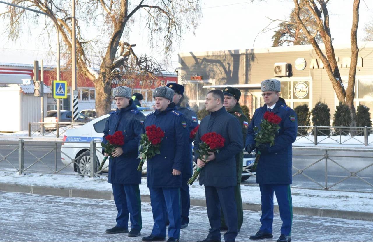 Заместитель Генерального прокурора Российской Федерации Алексей Захаров в ходе рабочего визита в Псковскую область почтил память воинов-десантников