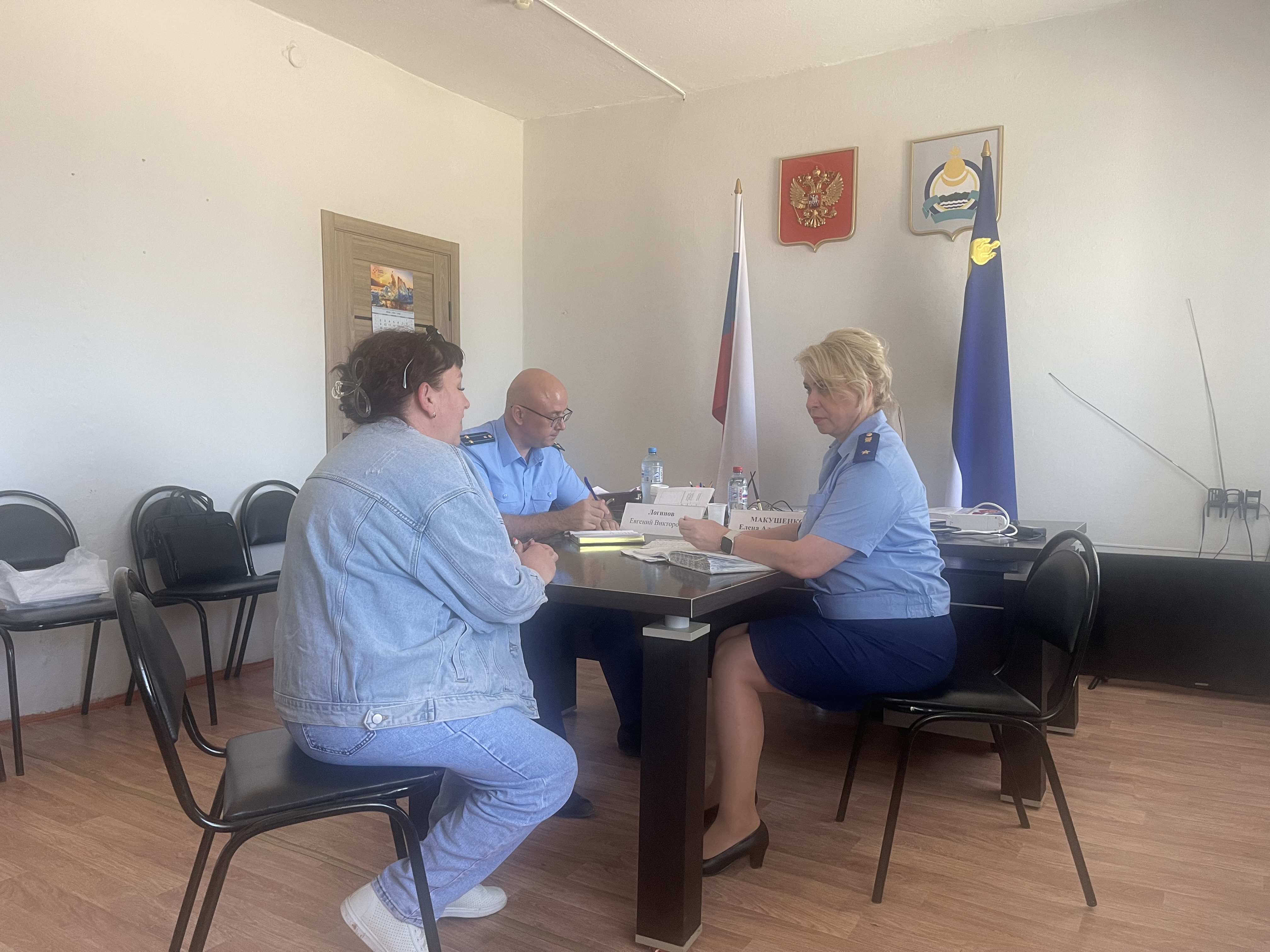 Сегодня, 18 июля, Байкальский межрегиональный природоохранный прокурор Елена Макушенко провела личный прием граждан в ходе работы мобильной приемной в селе Турунтаево Прибайкальского района и поселке городского типа Усть-Баргузин Баргузинского района Республики Бурятия