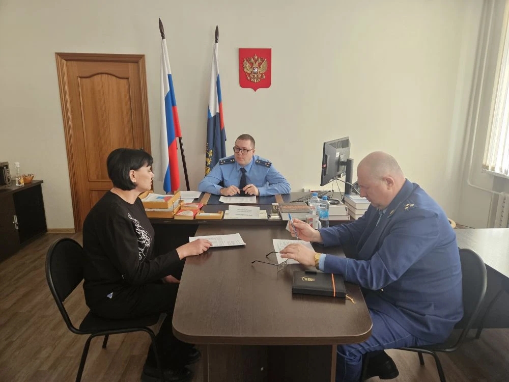 Сегодня, 20 марта 2026 года, заместитель прокурора Свердловской области Антон Купцов провел личный прием жителей Полевского муниципального округа 
