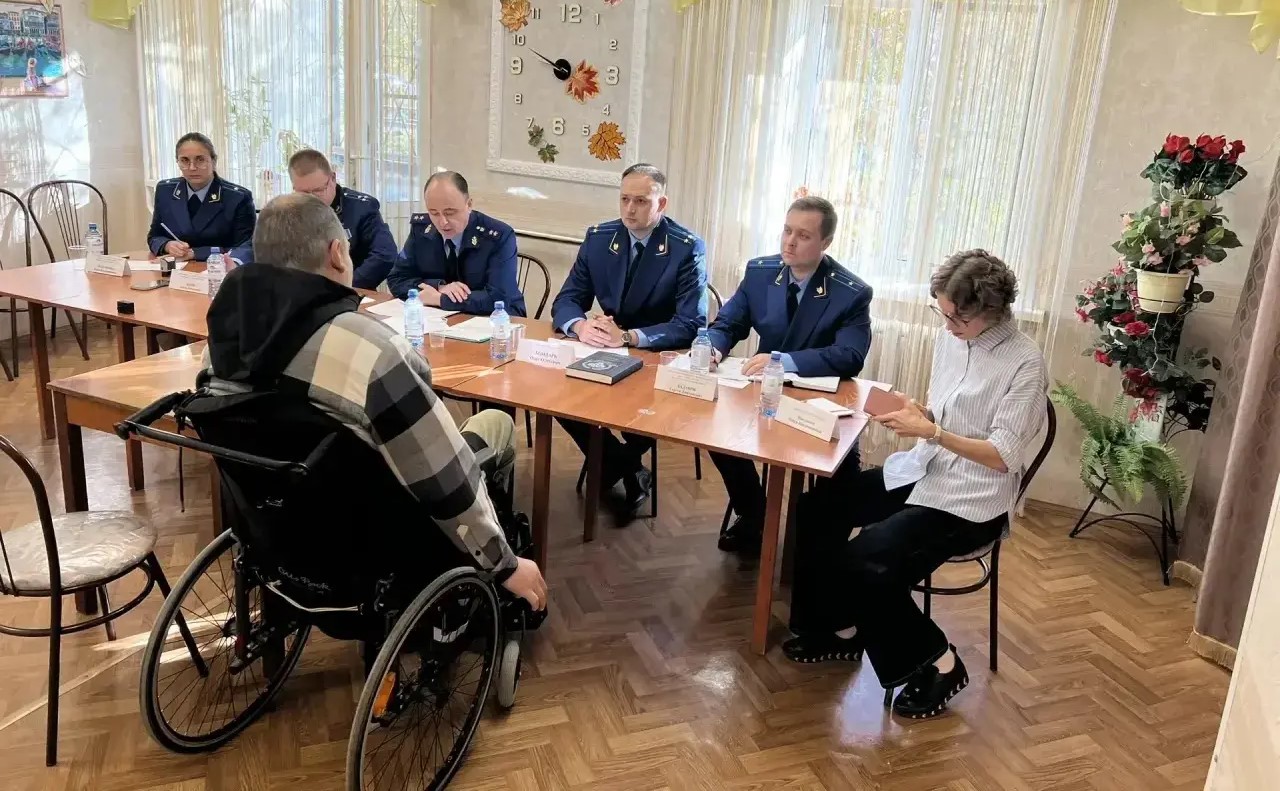 Сегодня, 29 сентября 2026 года, прокурор Свердловской области Борис Крылов провёл личный приём жителей Асбестовского и Малышевского муниципальных округов и городского округа Рефтинский