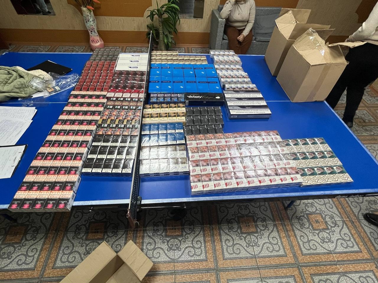 В Татарске отельеры торговали контрафактными сигаретами