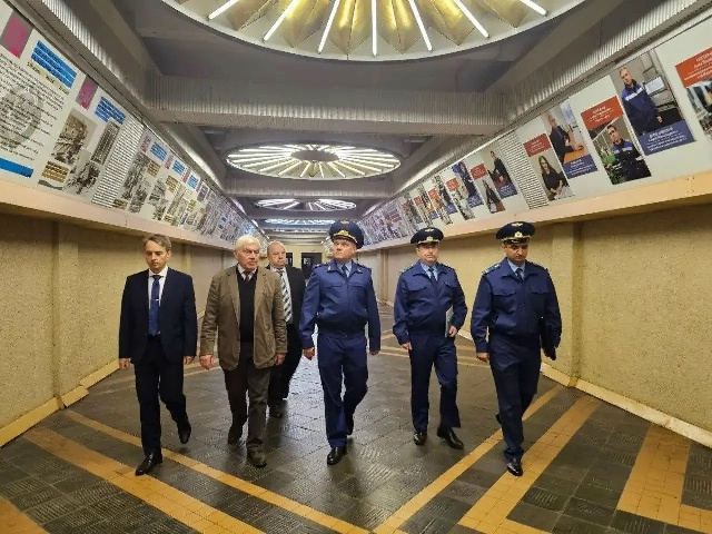 Прокурор Ленинградской области Пётр Забурко посетил завод ПАО «Ладога» в Кировском районе