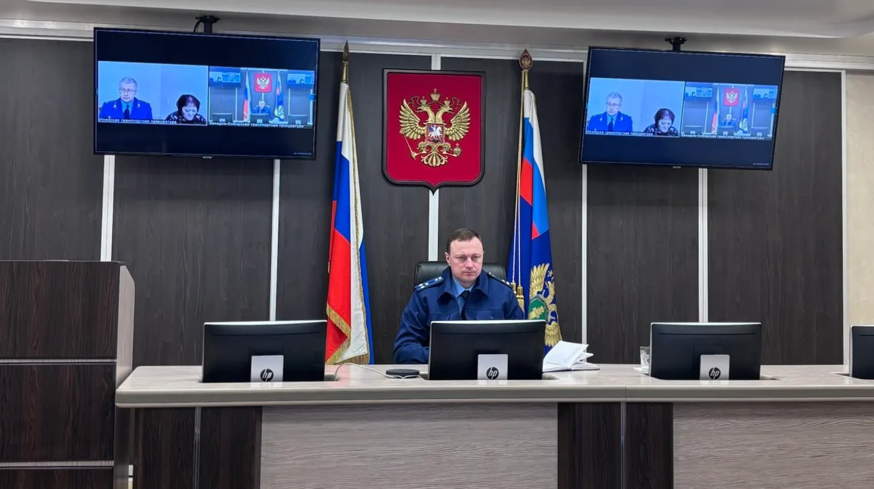 Первый заместитель Западно-Сибирского транспортного прокурора в рамках работы мобильной приемной провел личный прием жителей города Иланский