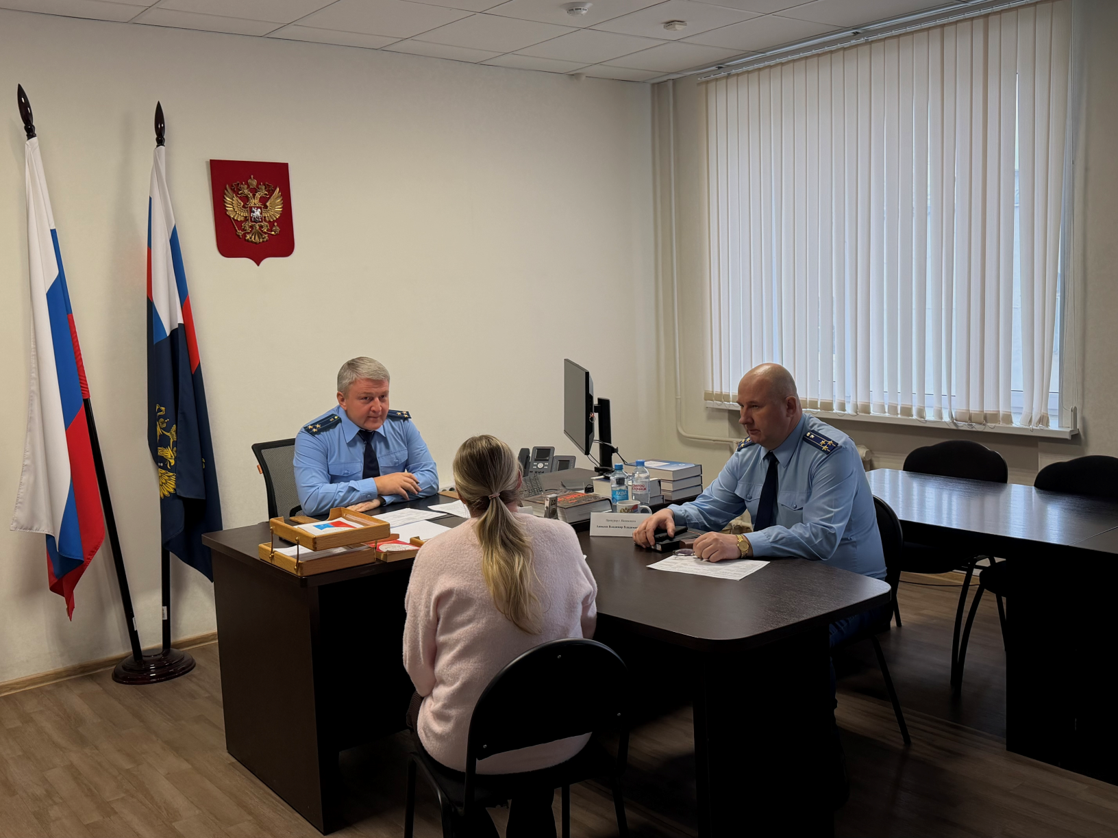 Сегодня, 21 апреля 2026 года, заместитель прокурора Свердловской области Вадим Чукреев провел личный прием жителей Полевского муниципального округа